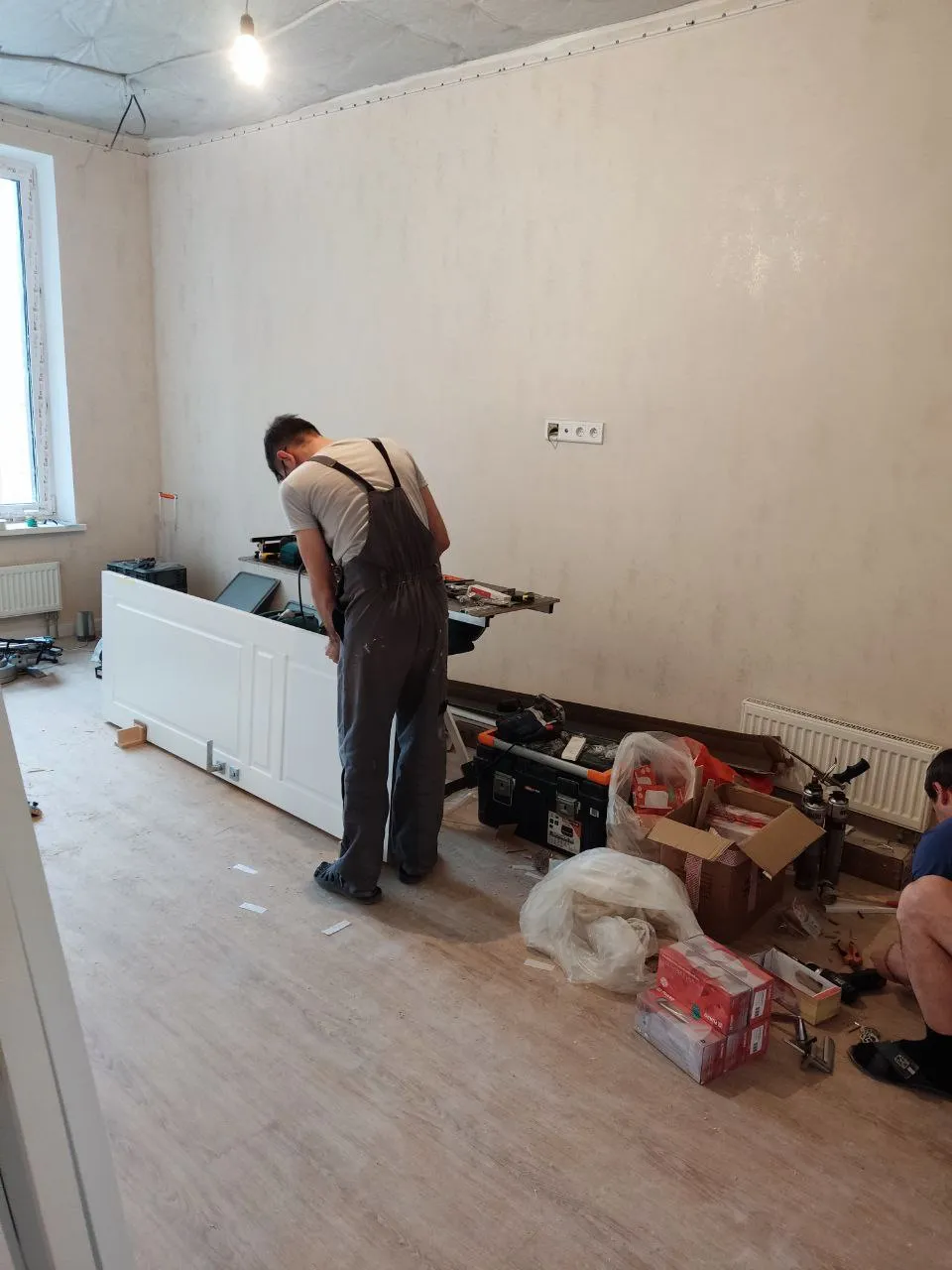 Белая классическая дверь — установка полотна
